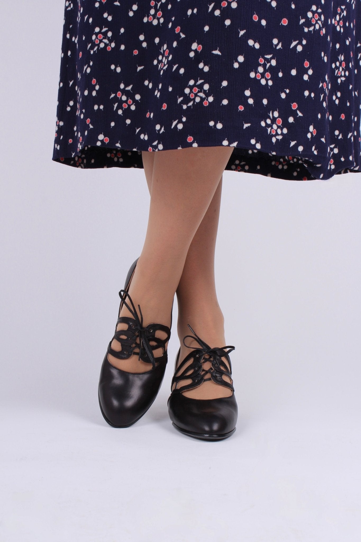 1930s everyday lace-up pumps - black - Eva