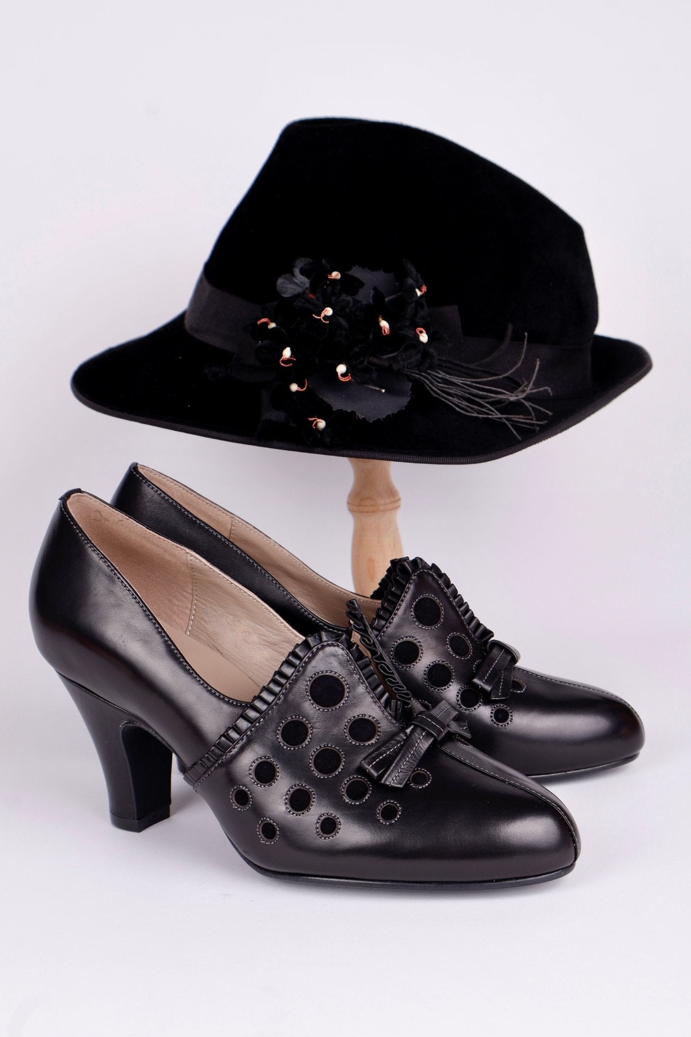 1930s pumps with decorations in suede - black - Stella