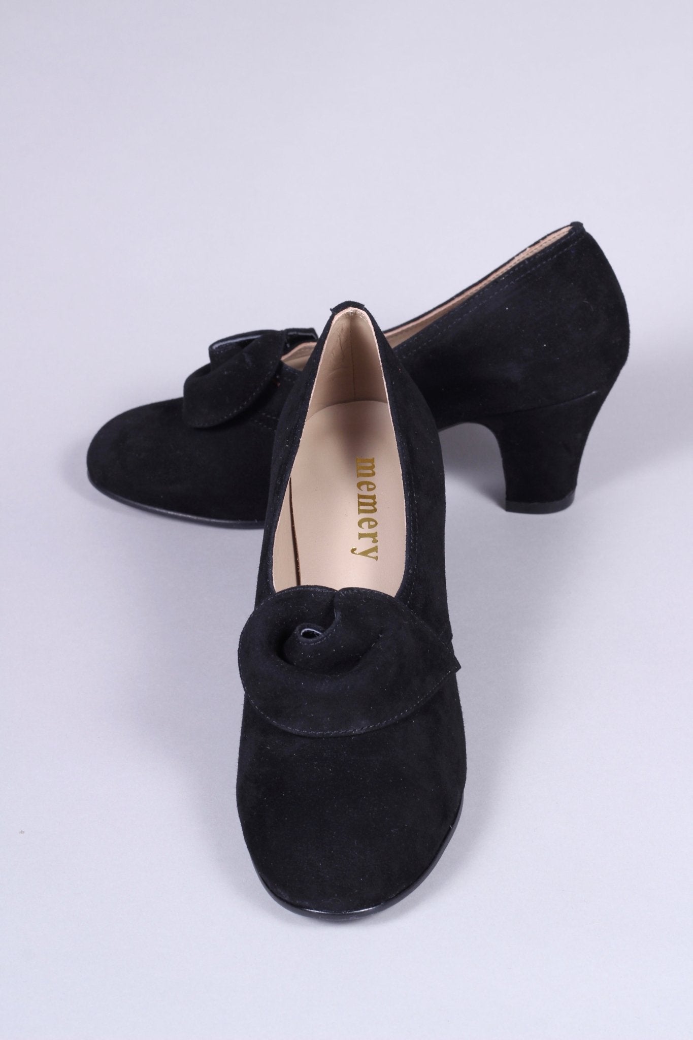 1940s style suede pumps with a rosette - Black - Luise