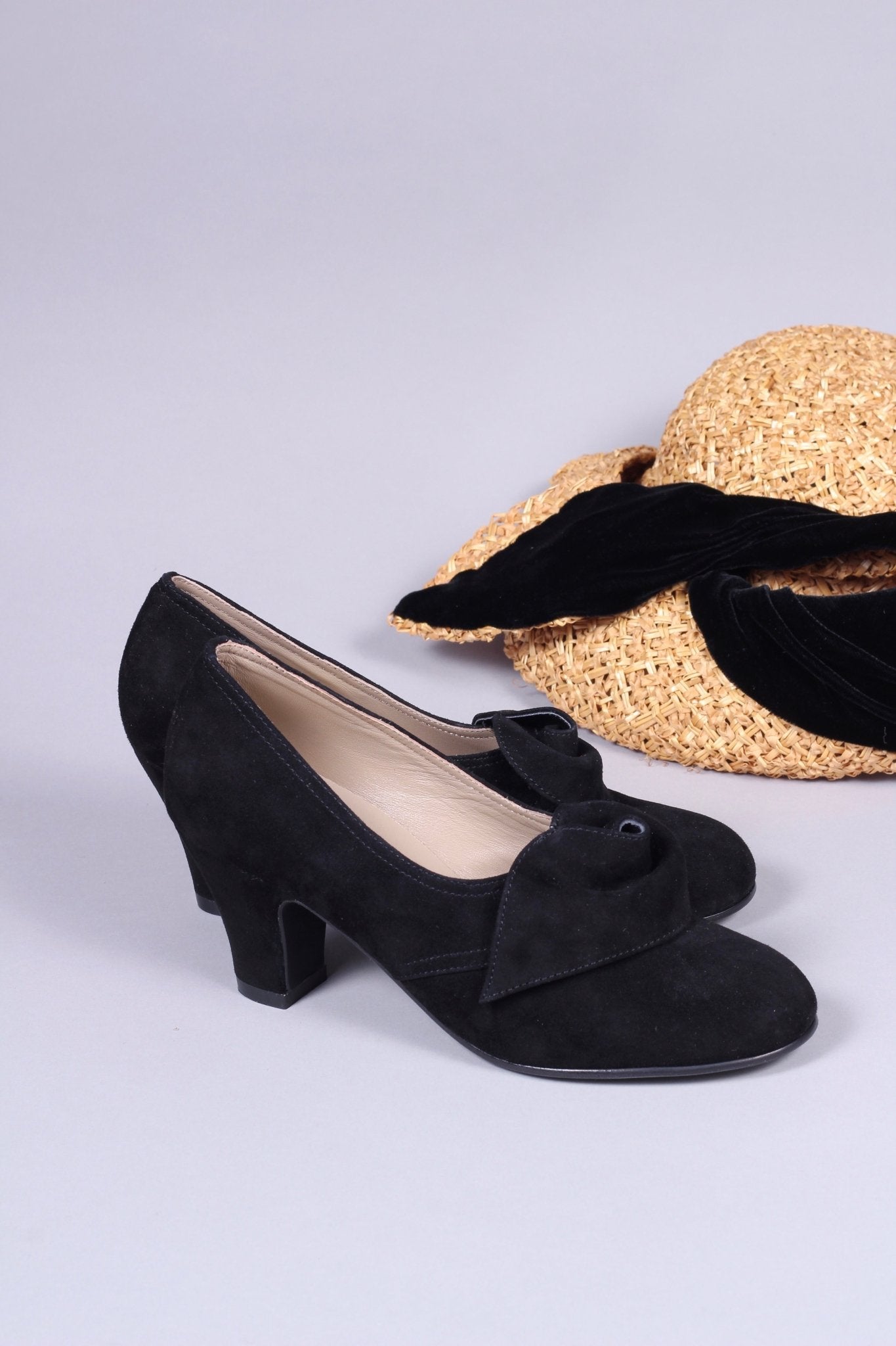 1940s style suede pumps with a rosette - Black - Luise