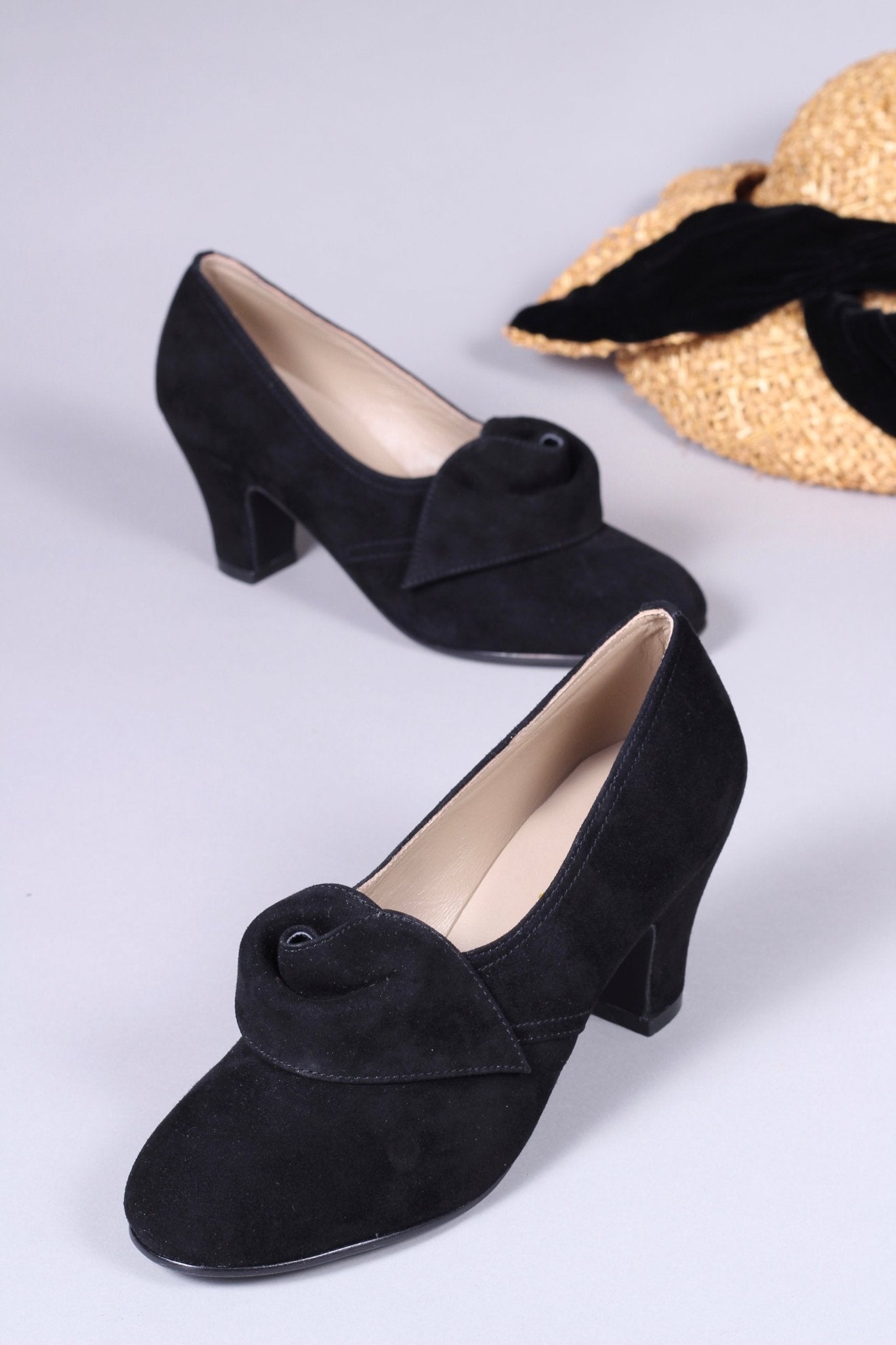 1940s style suede pumps with a rosette - Black - Luise