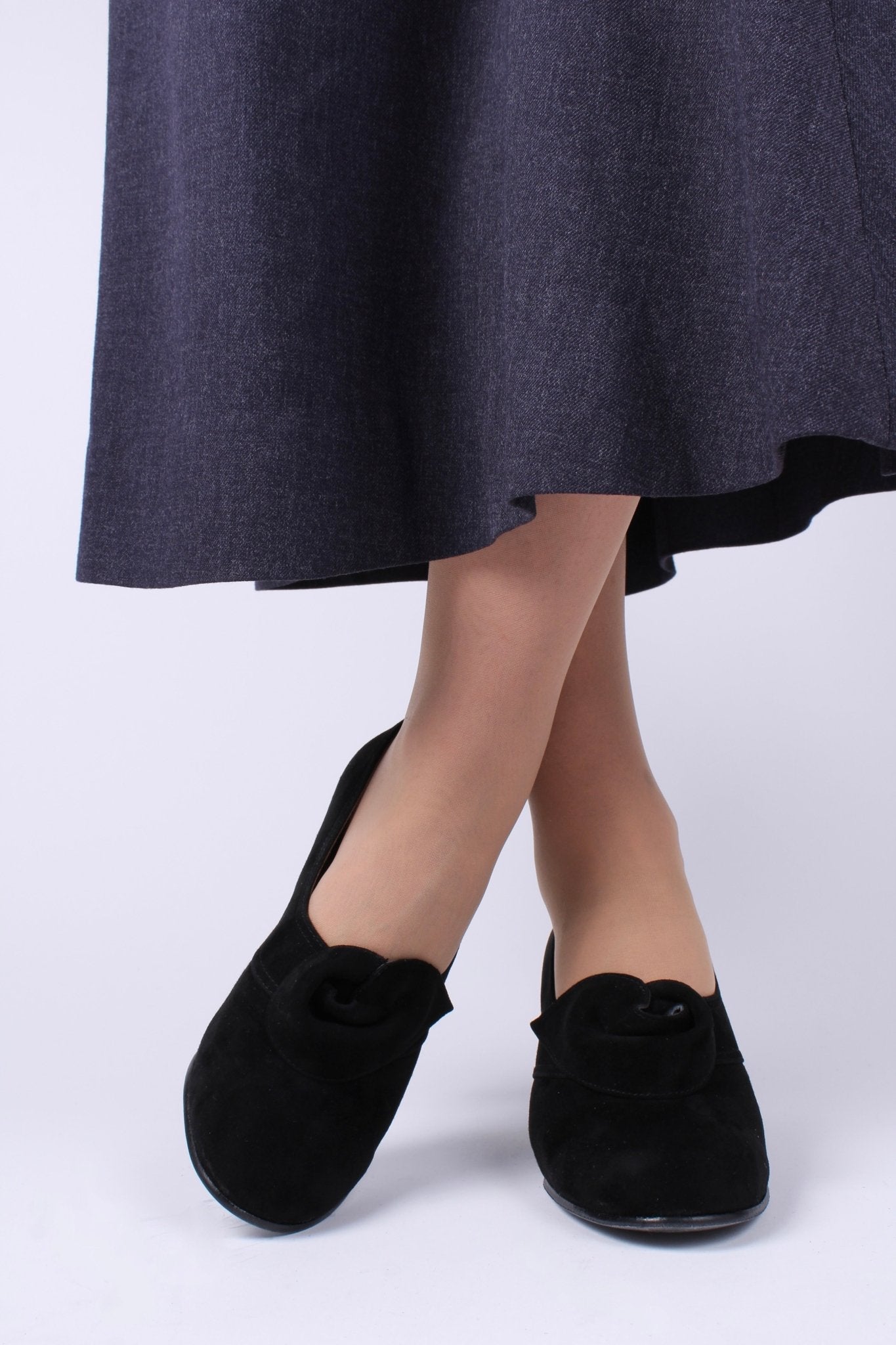 1940s style suede pumps with a rosette - Black - Luise