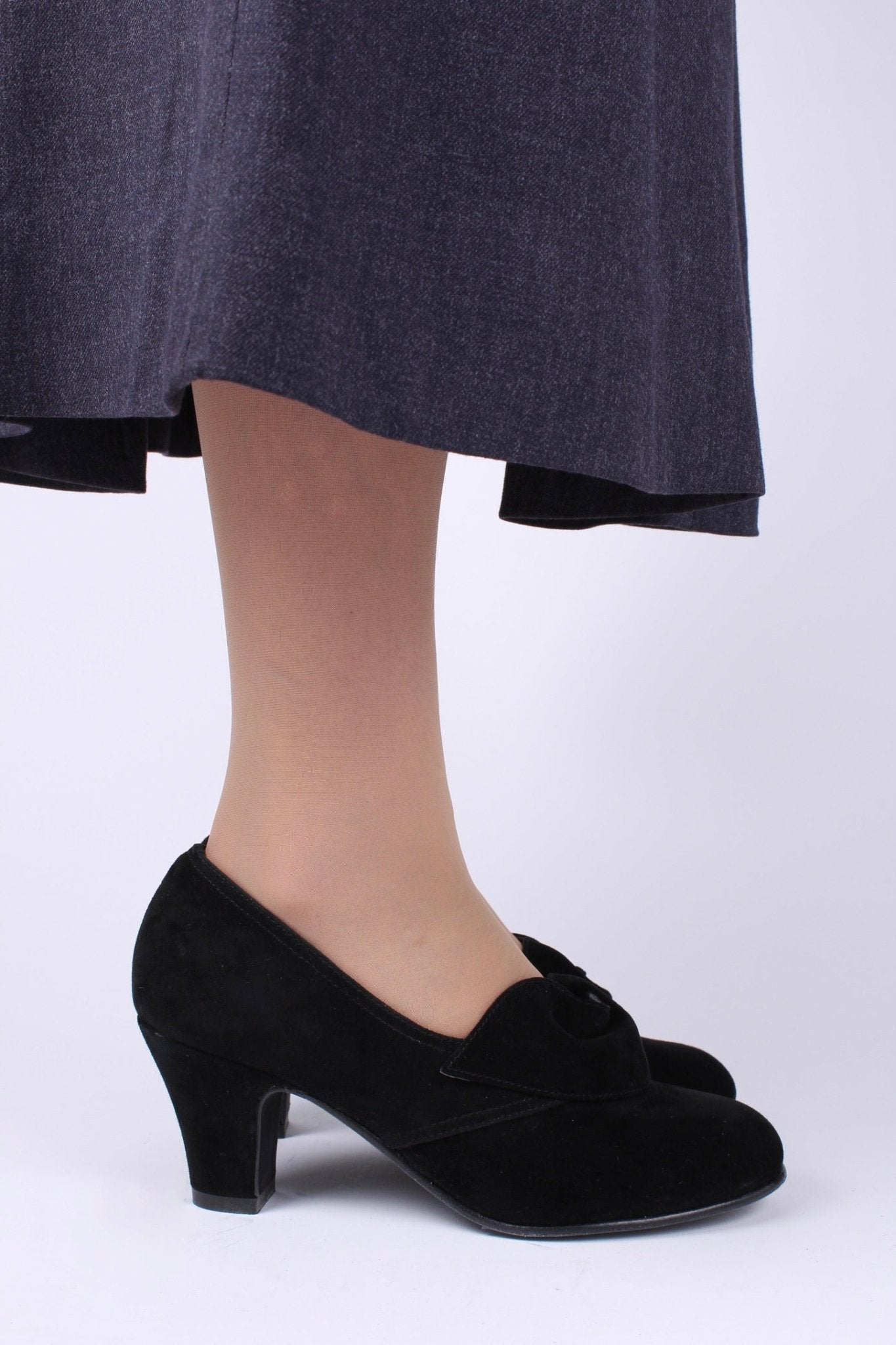 1940s style suede pumps with a rosette - Black - Luise