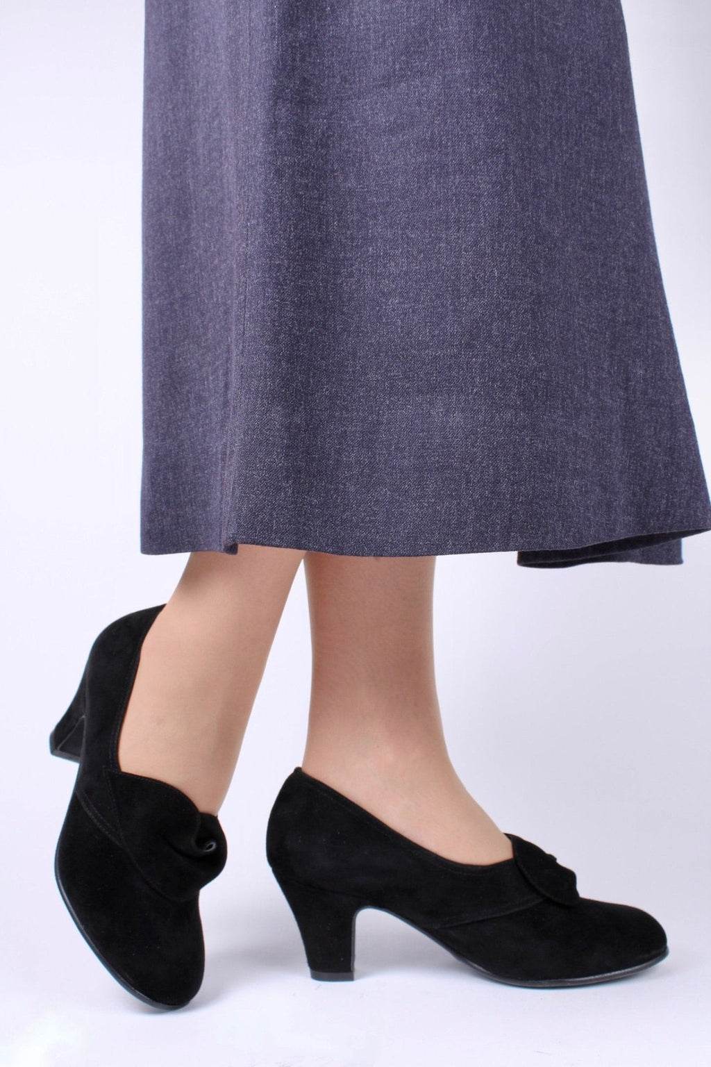 1940s style suede pumps with a rosette - Black - Luise
