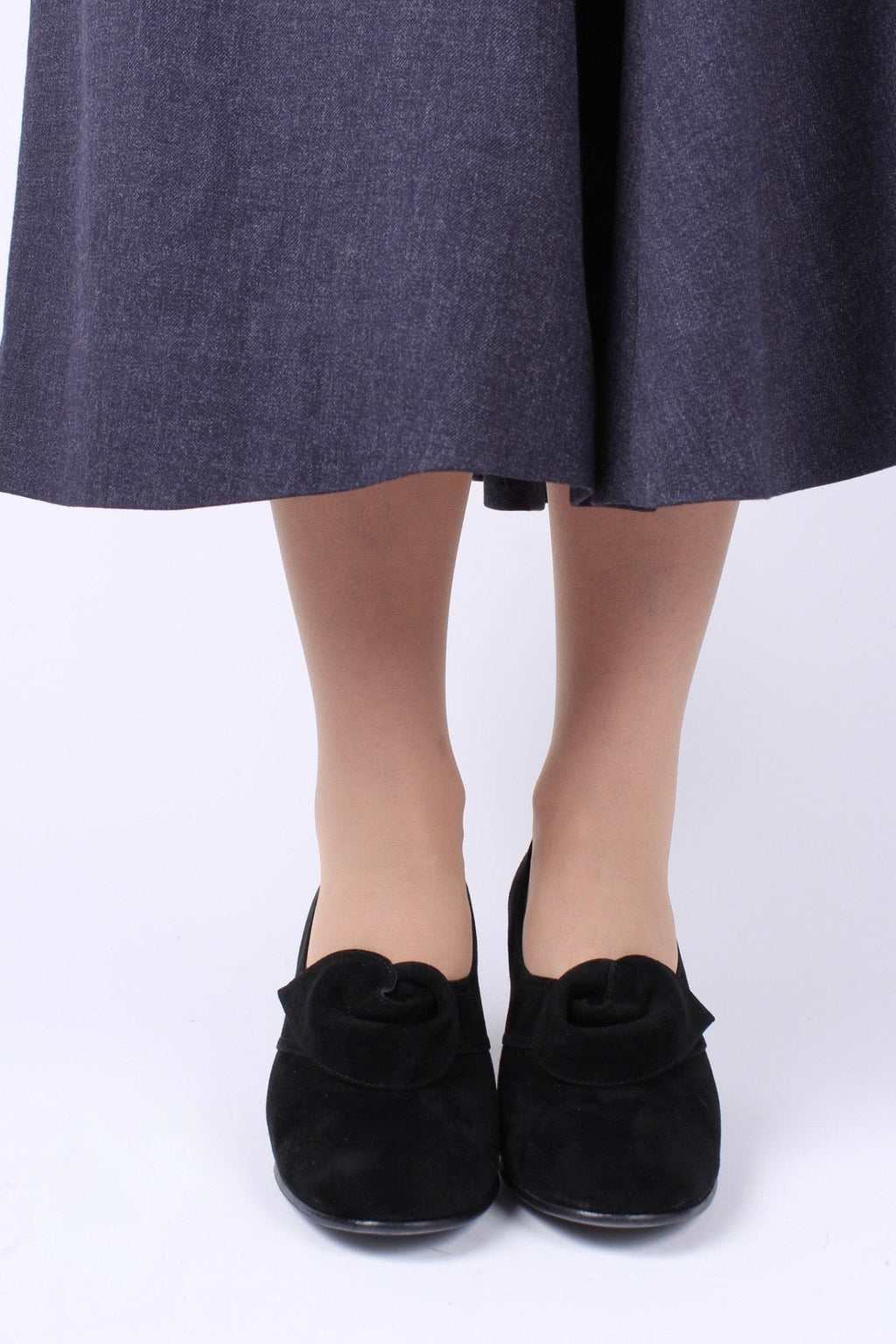 1940s style suede pumps with a rosette - Black - Luise