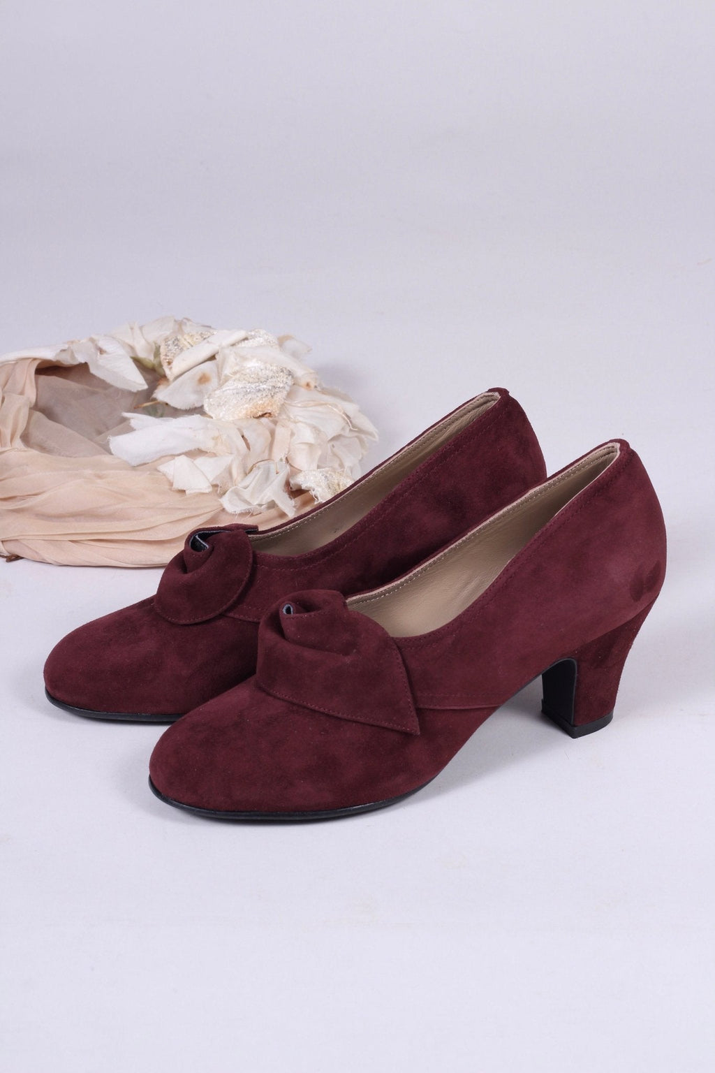 1940s style suede pumps with a rosette - Plum - Luise