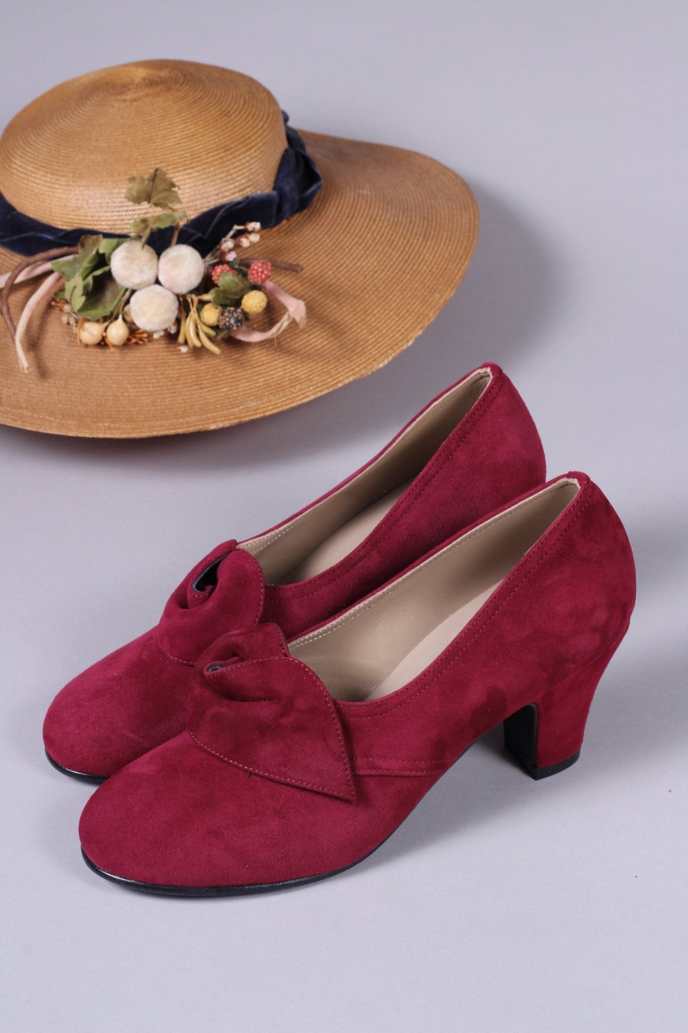 1940s style suede pumps with a rosette - Red - Luise