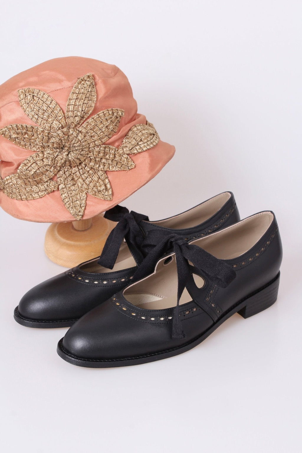 Early 1930s flats with cutouts - Black- Anna