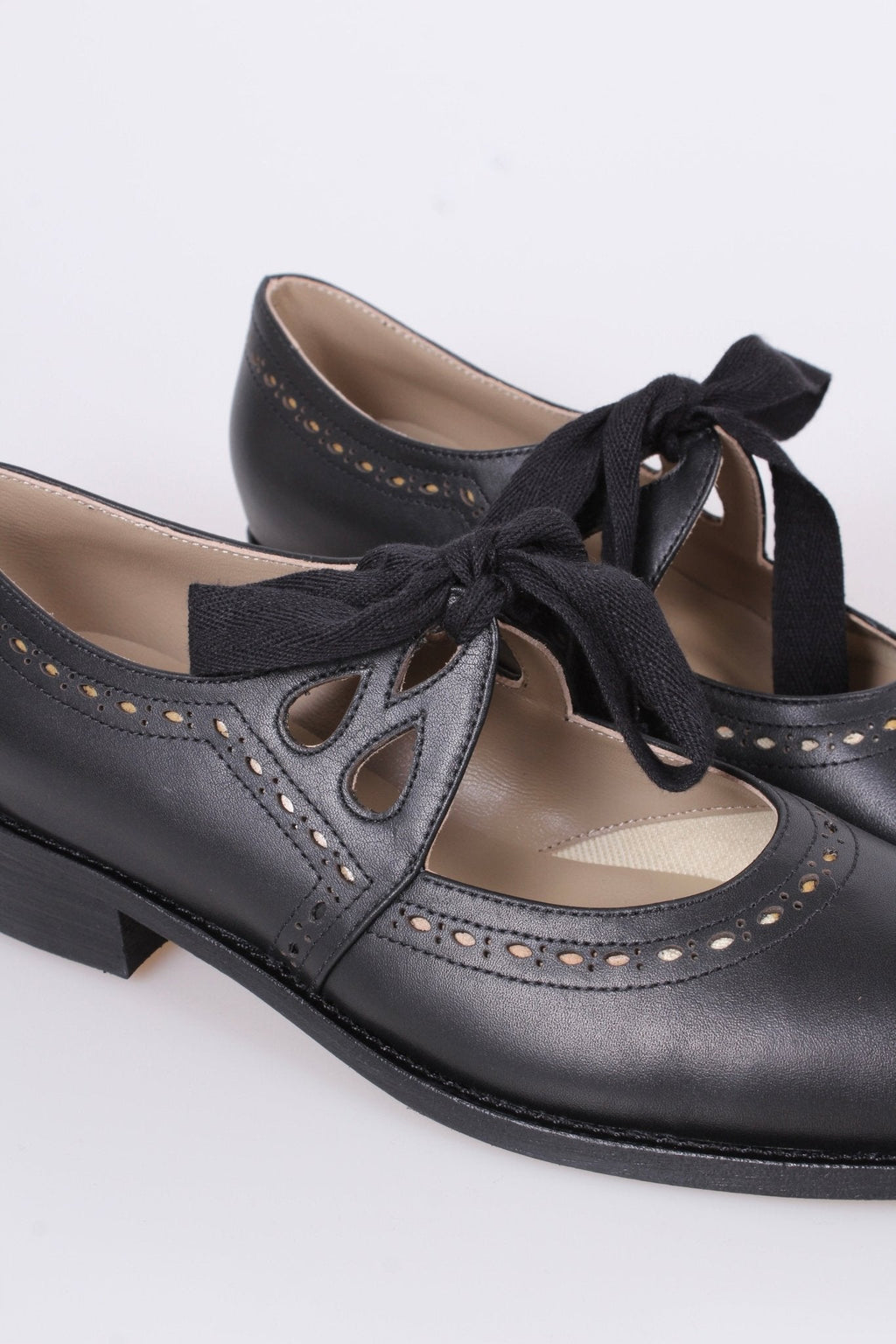 Early 1930s flats with cutouts - Black- Anna