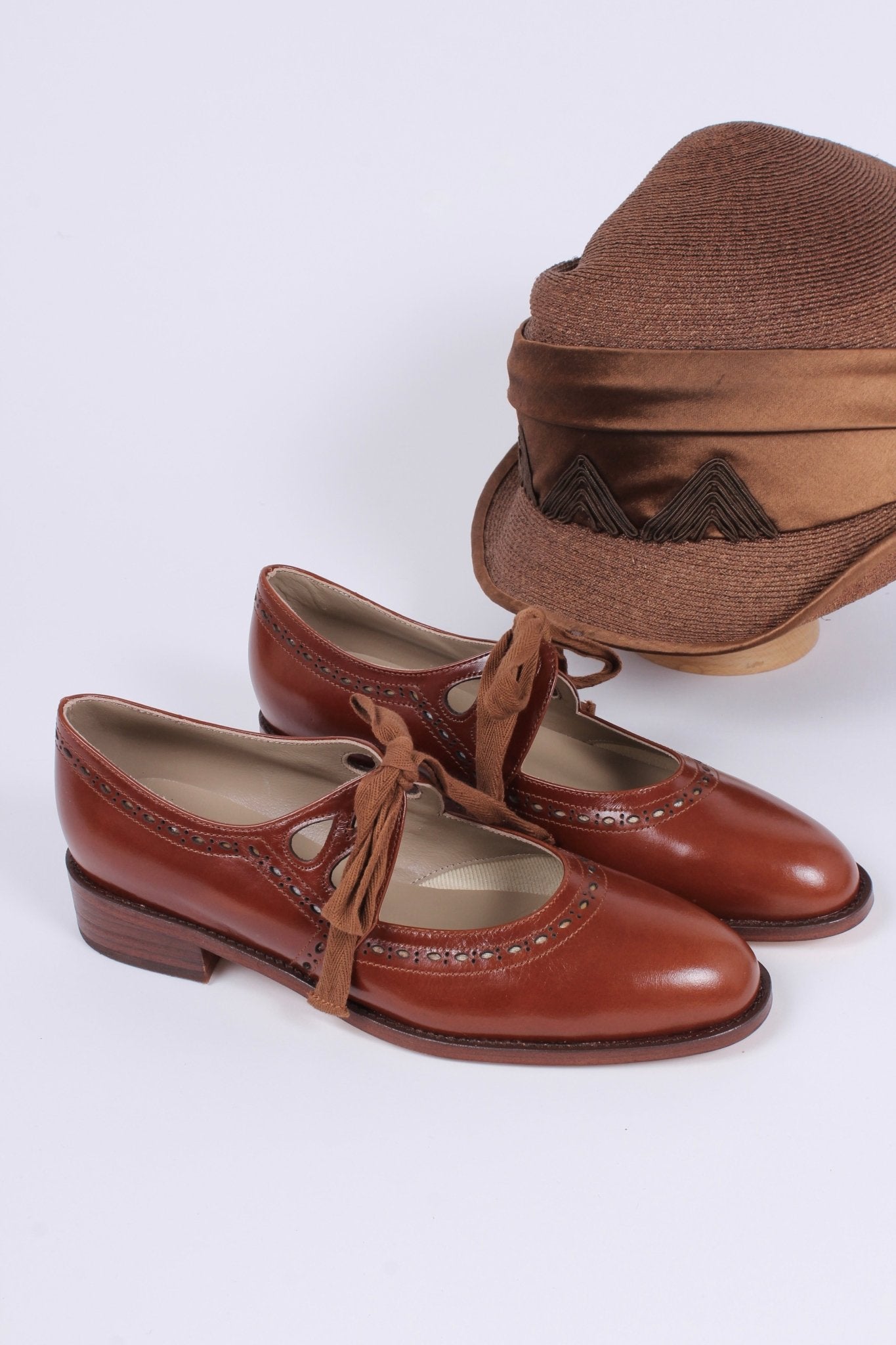Early 1930s flats with cutouts - Cognac Brown - Anna