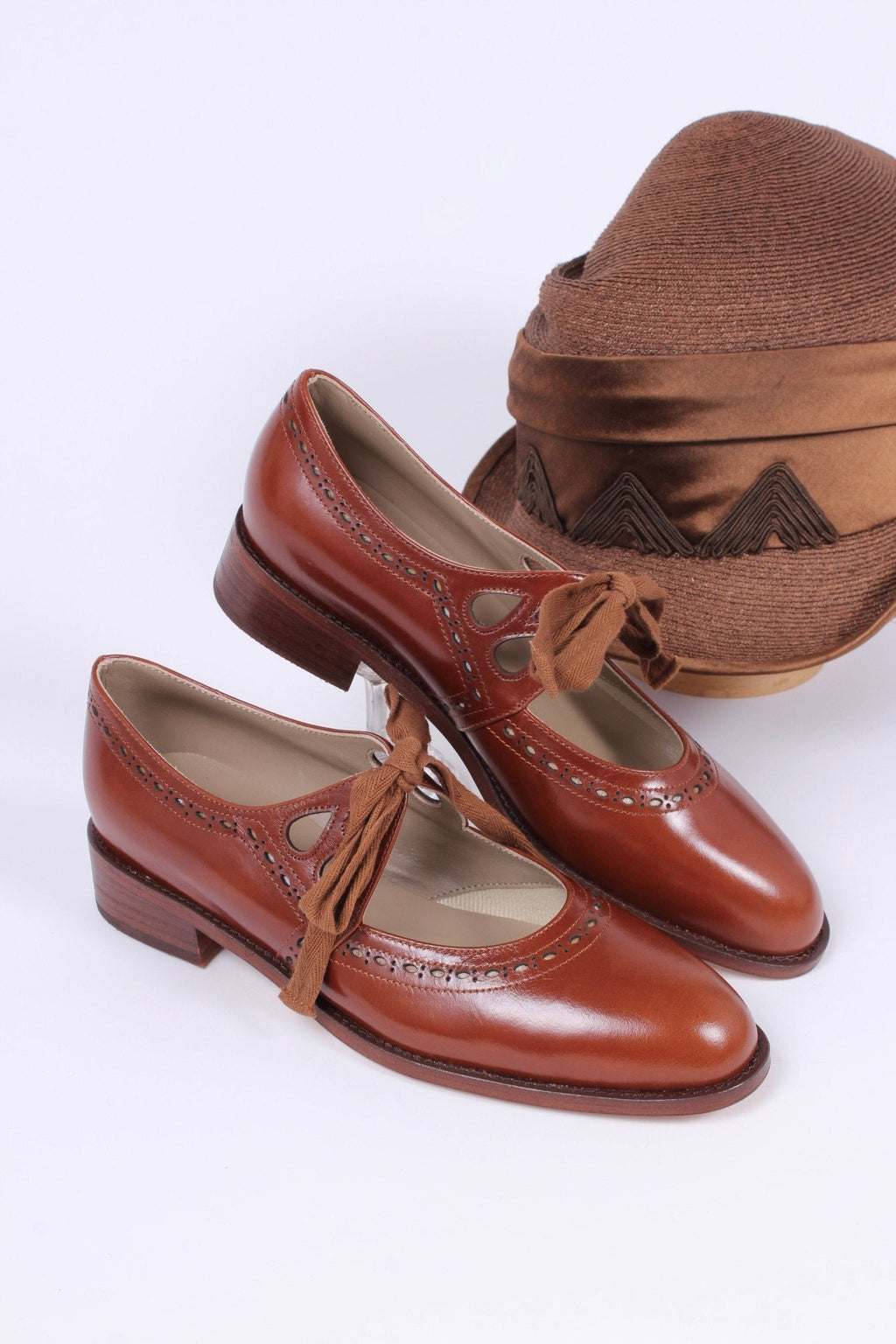 Early 1930s flats with cutouts - Cognac Brown - Anna