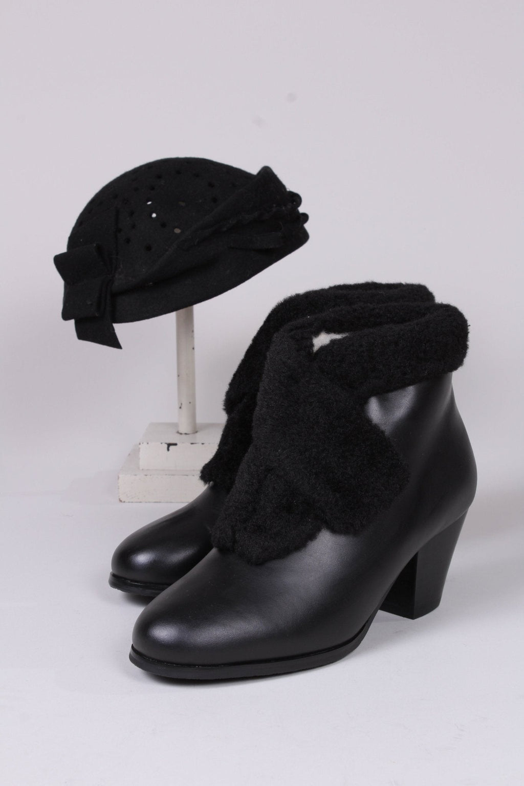40s and 50s style pump booties with wool - Black - Maria