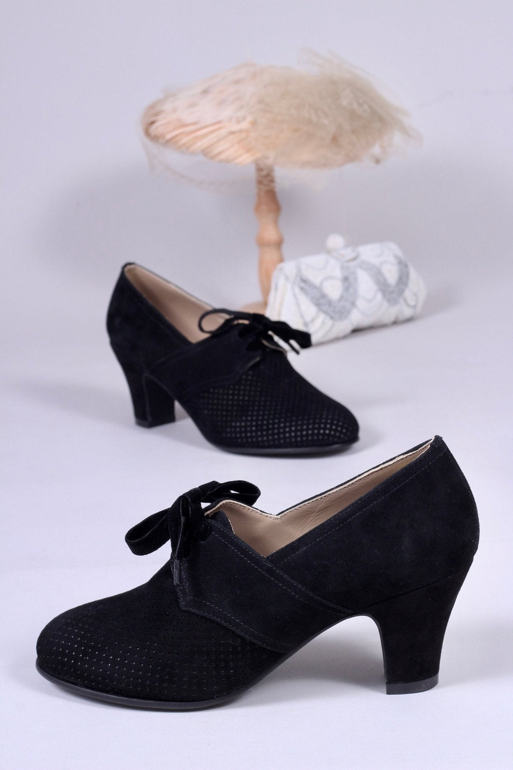 1940s pumps in suede with velvet laces - Black - Esther