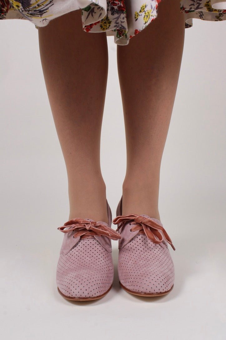 1940s pumps in suede with velvet laces - Powder Rose - Esther