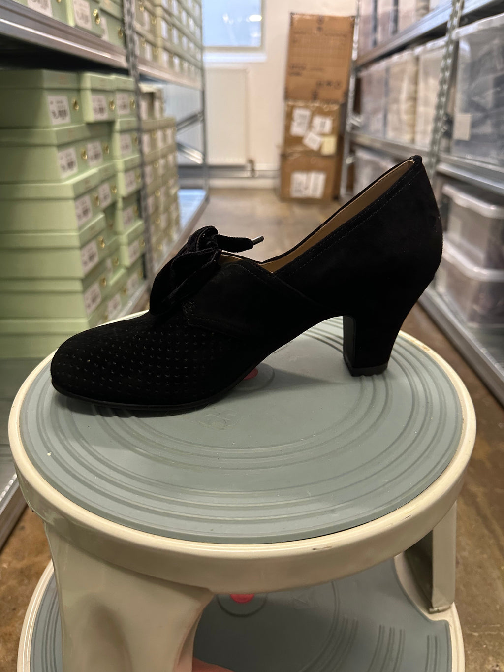 1940s pumps in suede with velvet laces - Black - Esther