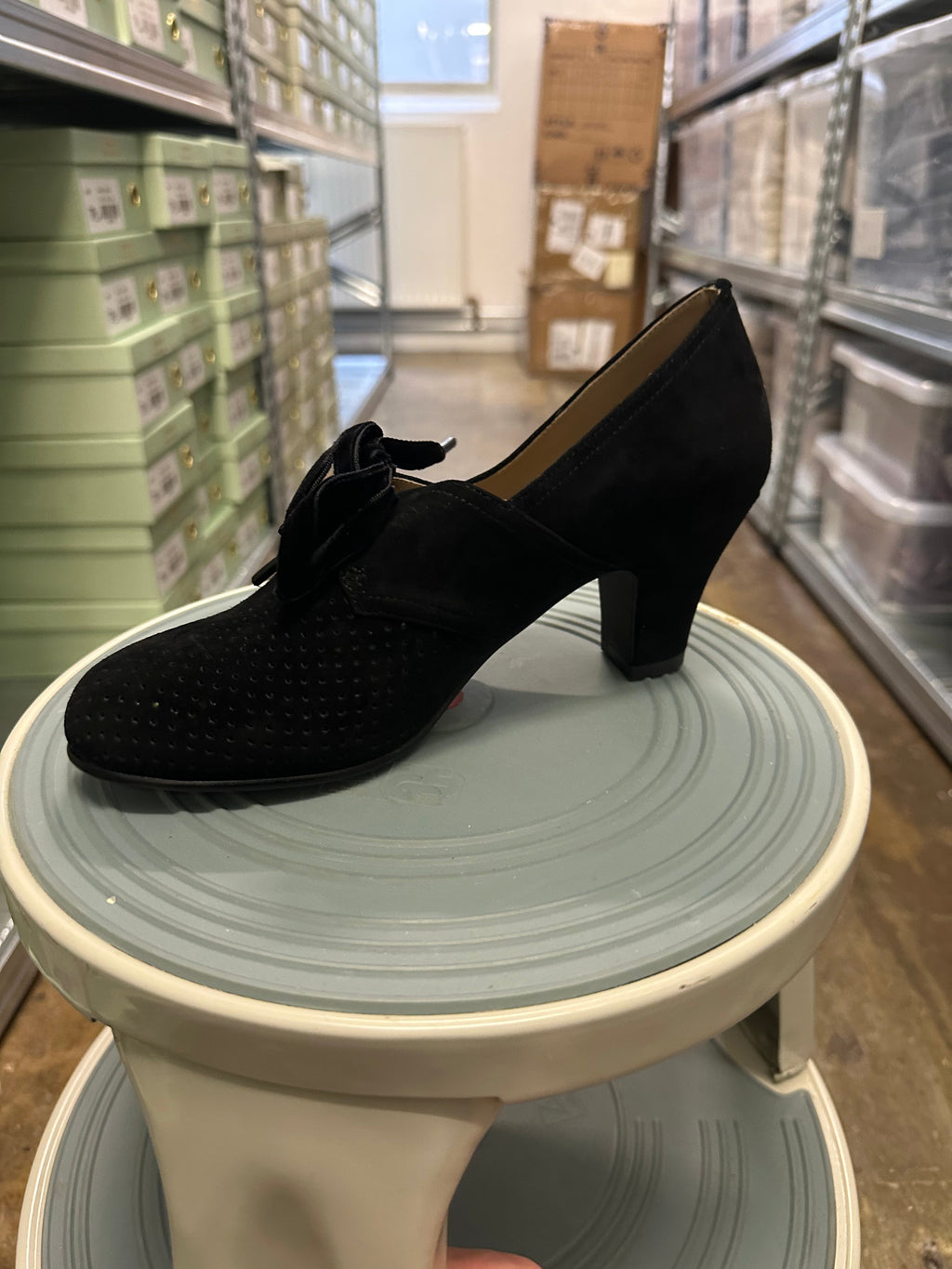 1940s pumps in suede with velvet laces - Black - Esther