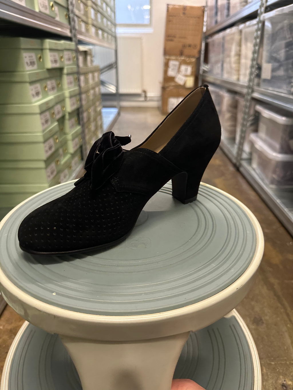 1940s pumps in suede with velvet laces - Black - Esther