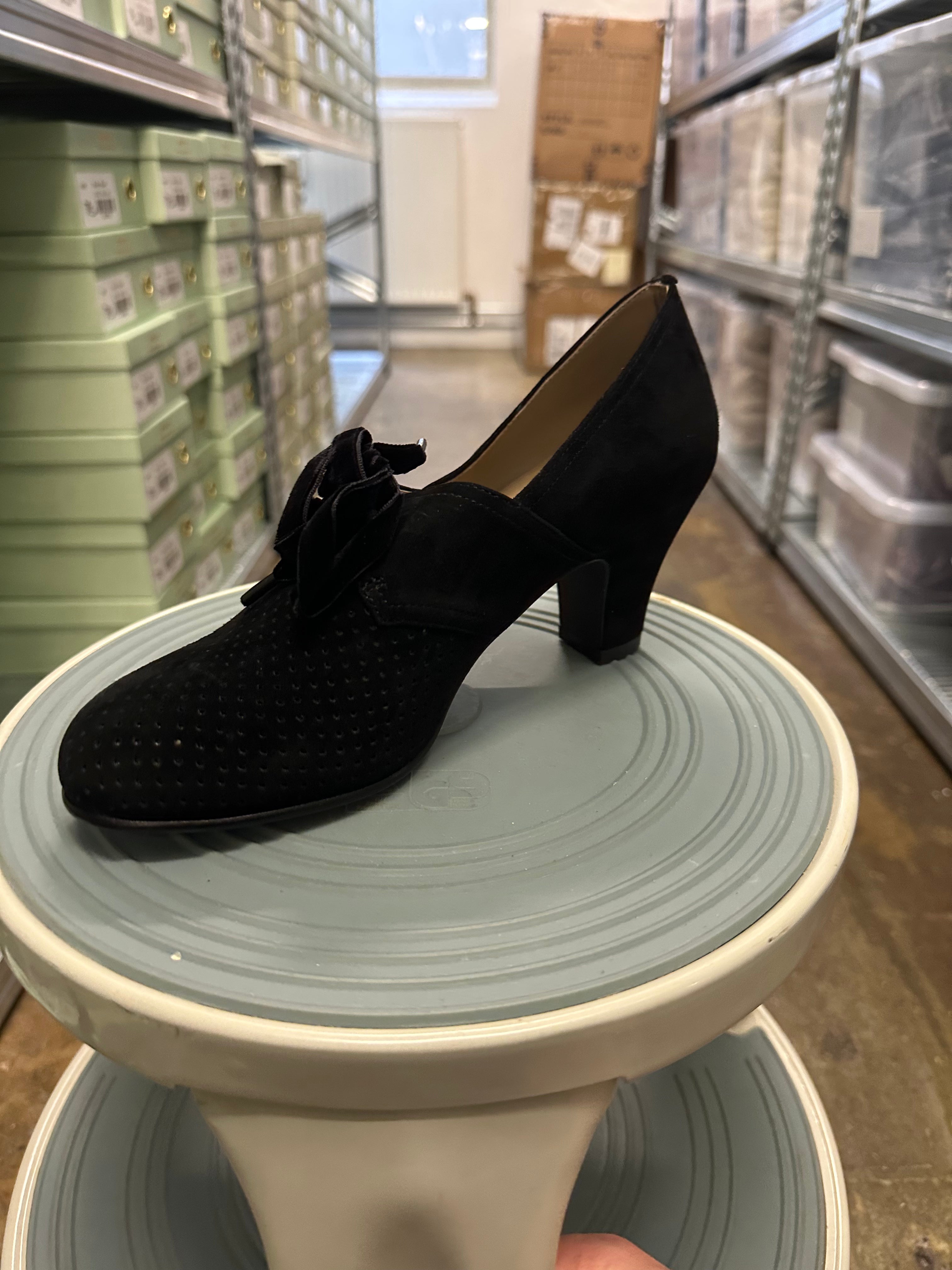 1940s pumps in suede with velvet laces - Black - Esther