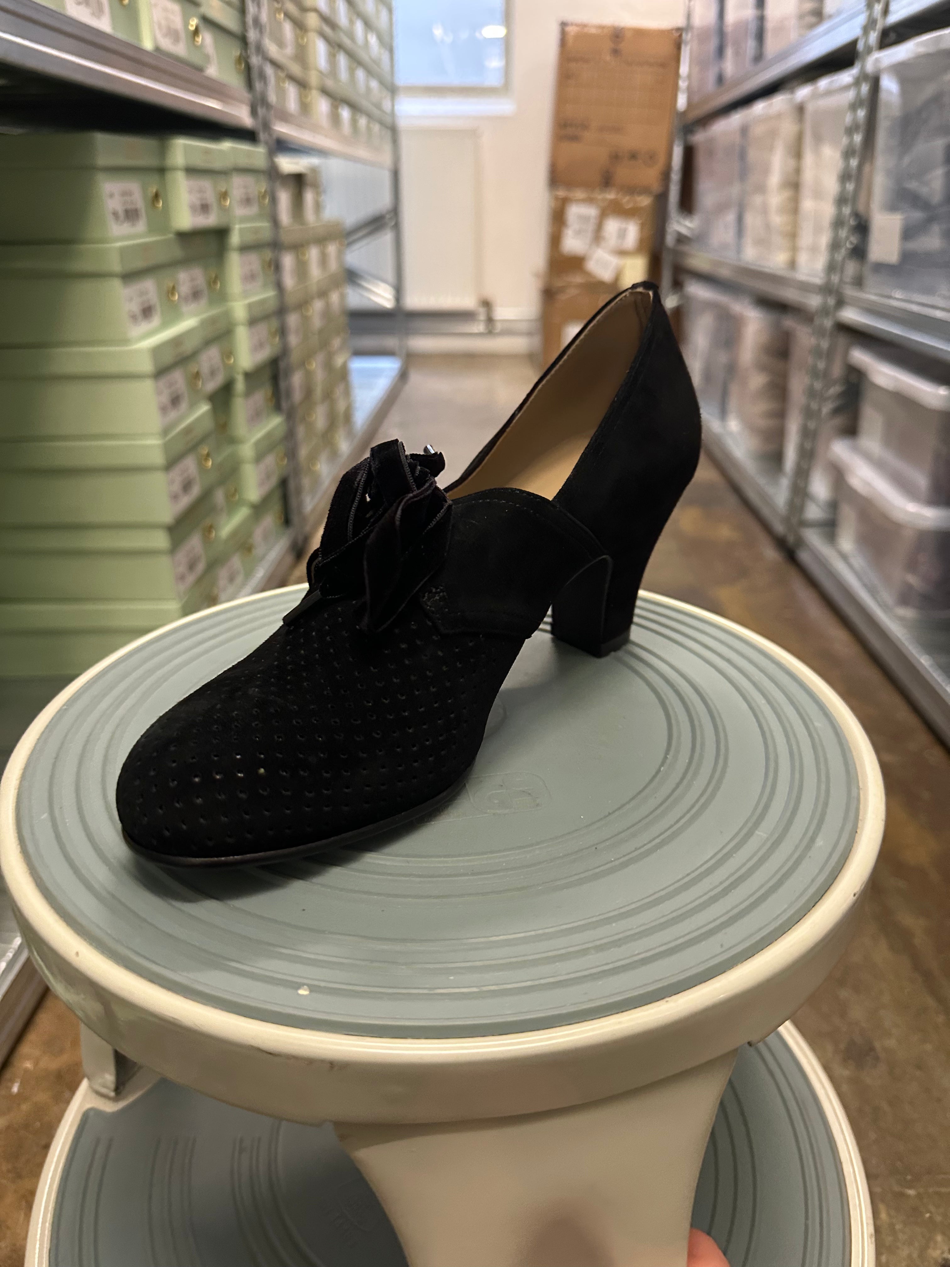 1940s pumps in suede with velvet laces - Black - Esther