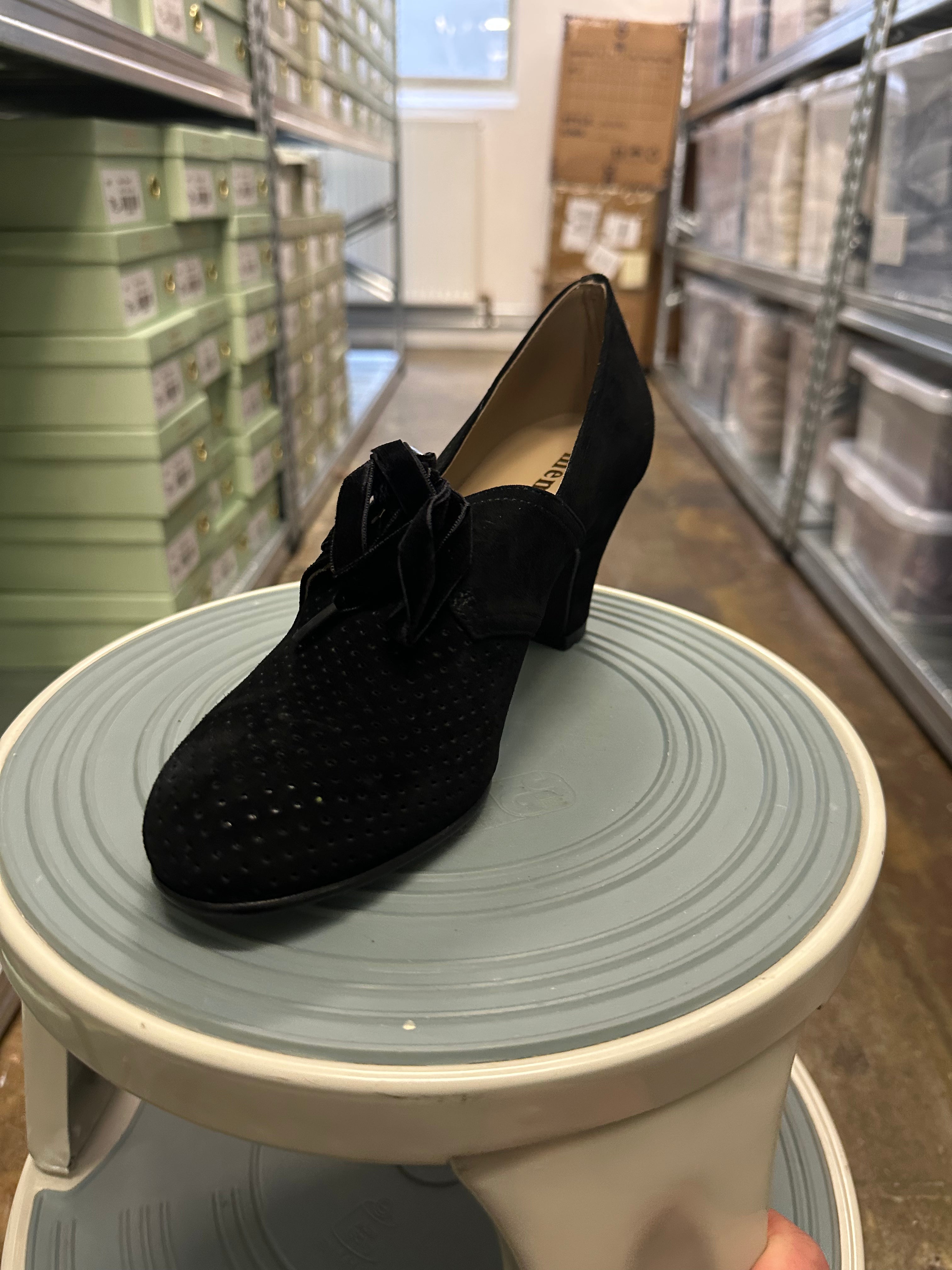 1940s pumps in suede with velvet laces - Black - Esther