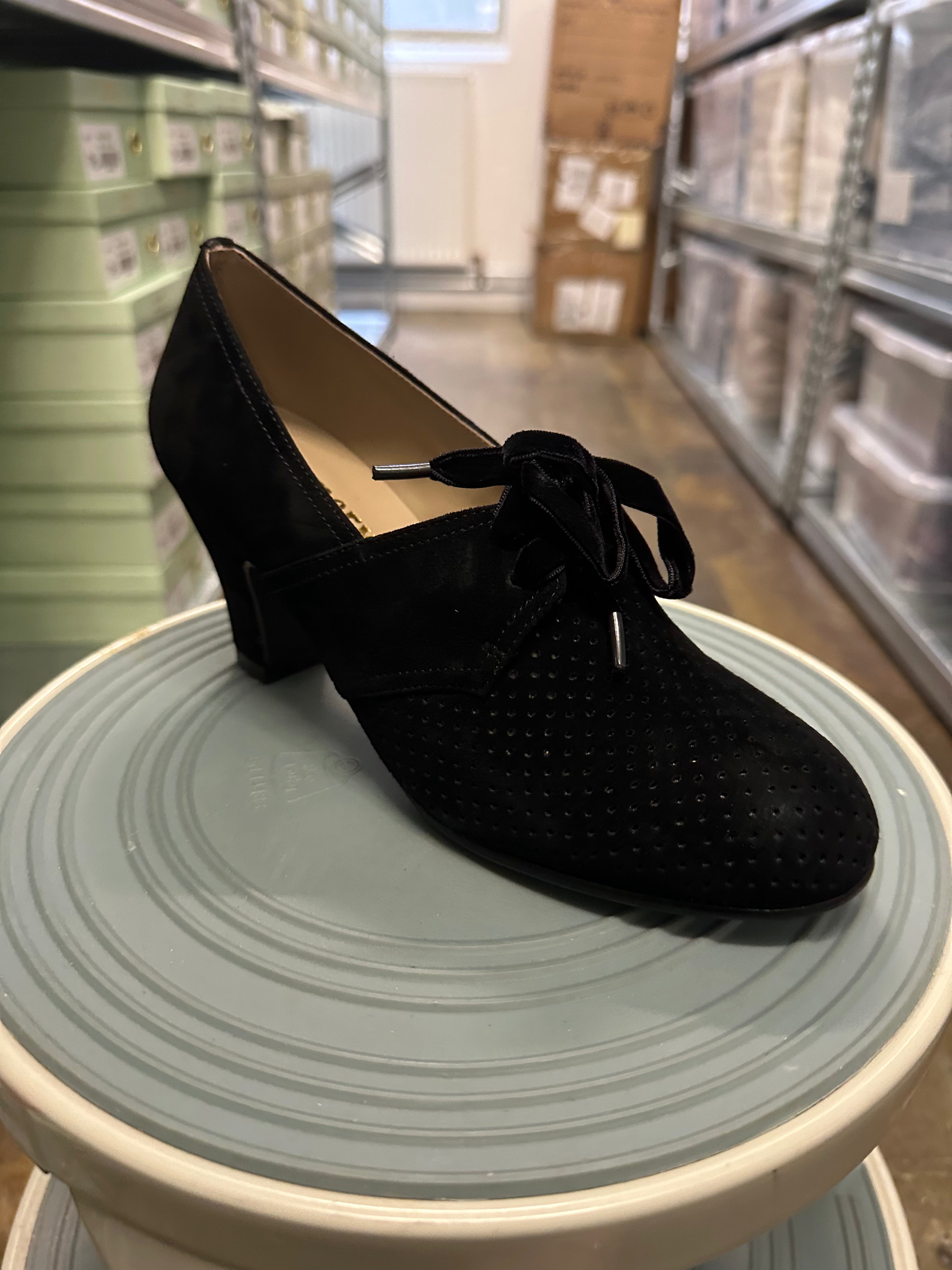 1940s pumps in suede with velvet laces - Black - Esther