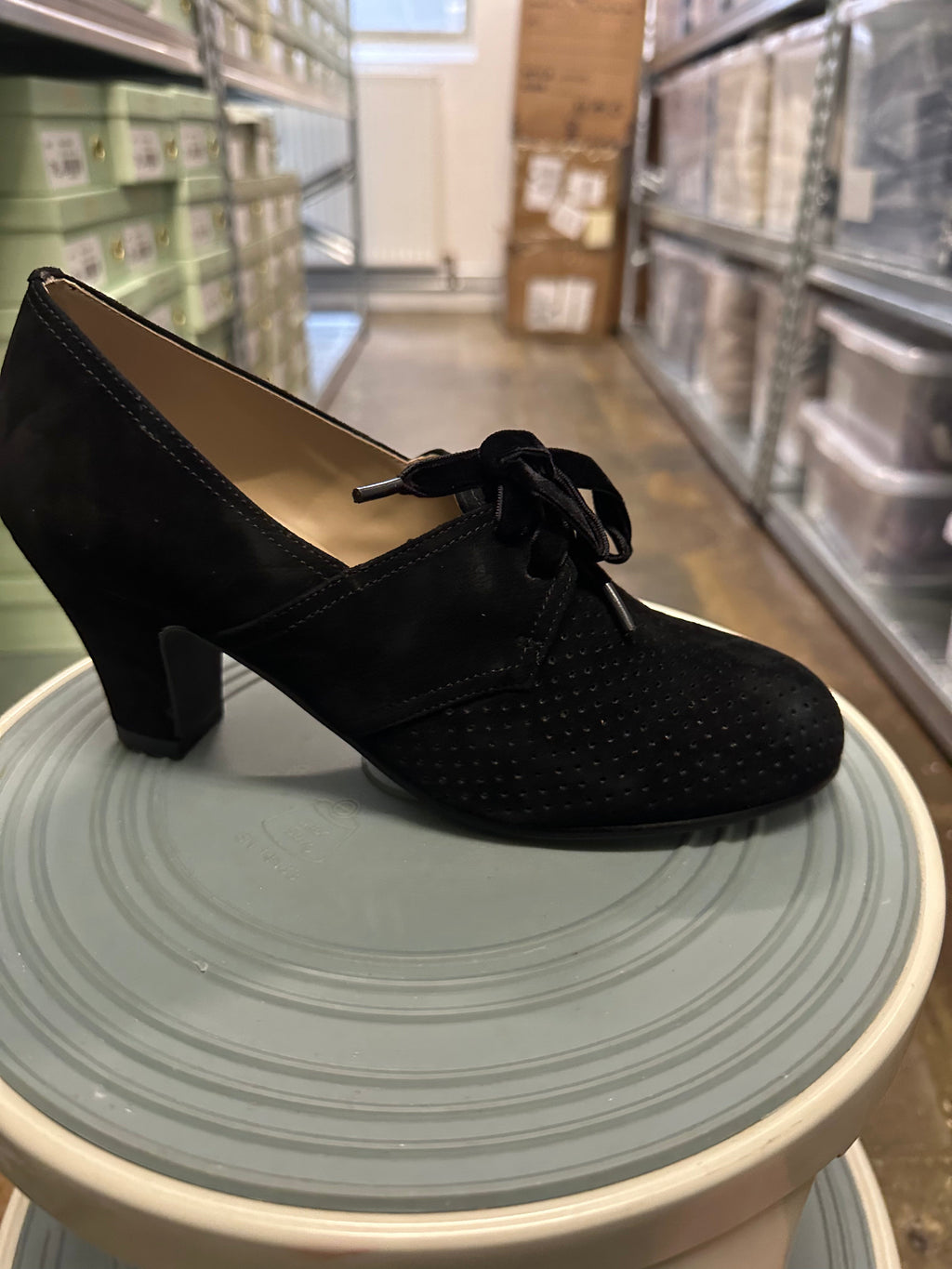 1940s pumps in suede with velvet laces - Black - Esther