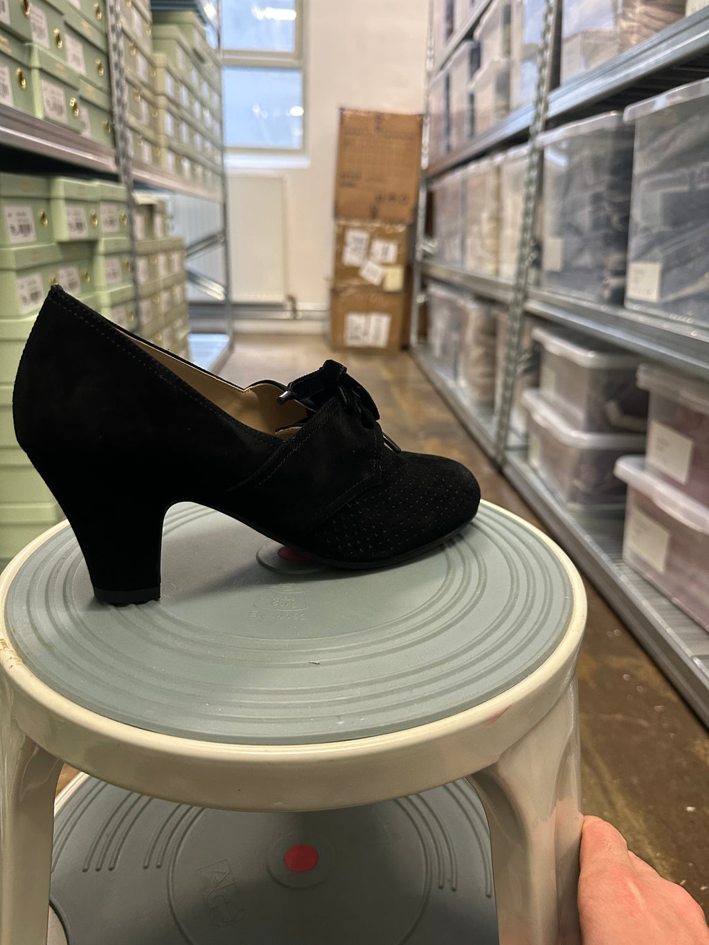 1940s pumps in suede with velvet laces - Black - Esther