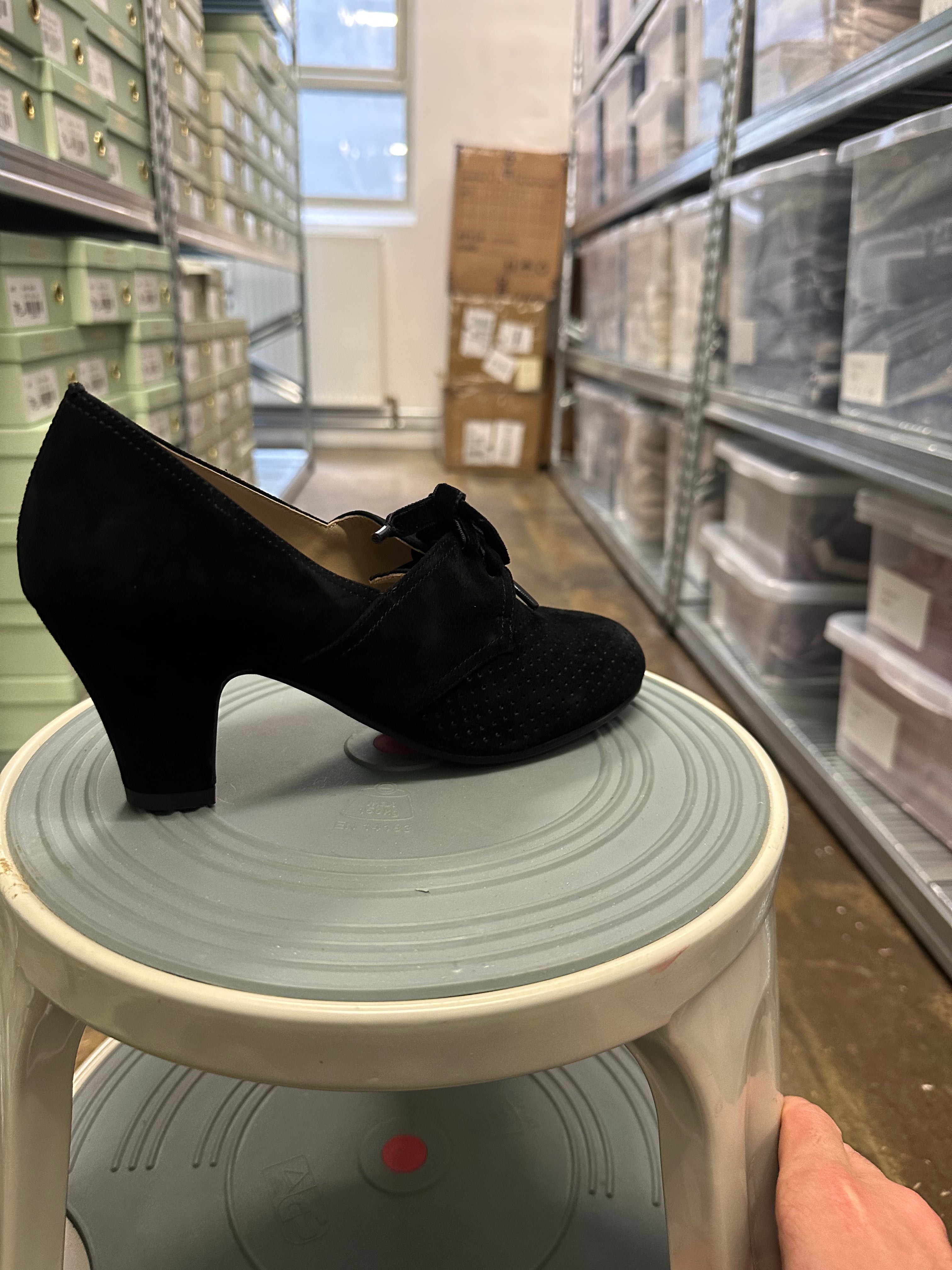 1940s pumps in suede with velvet laces - Black - Esther