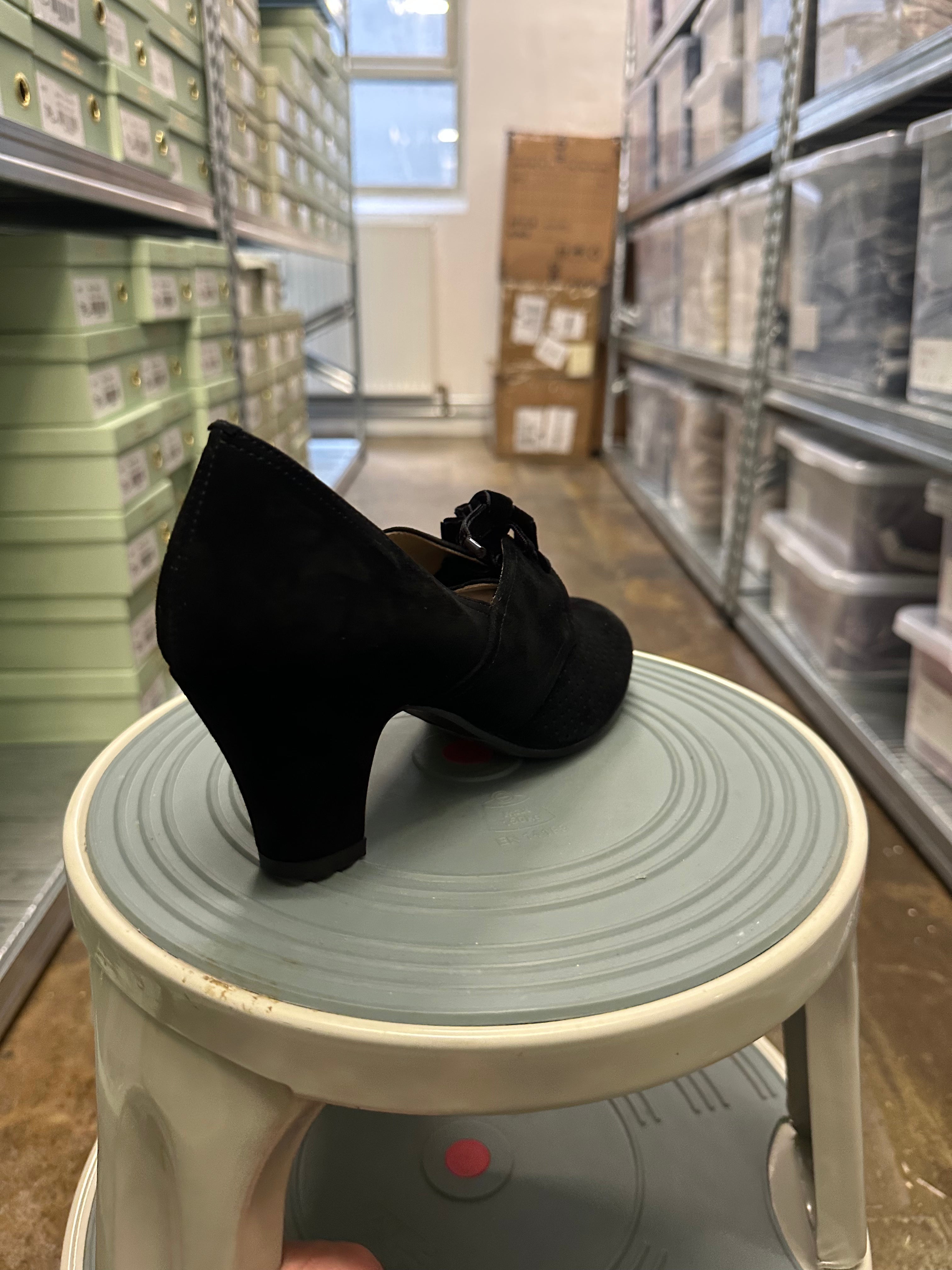 1940s pumps in suede with velvet laces - Black - Esther