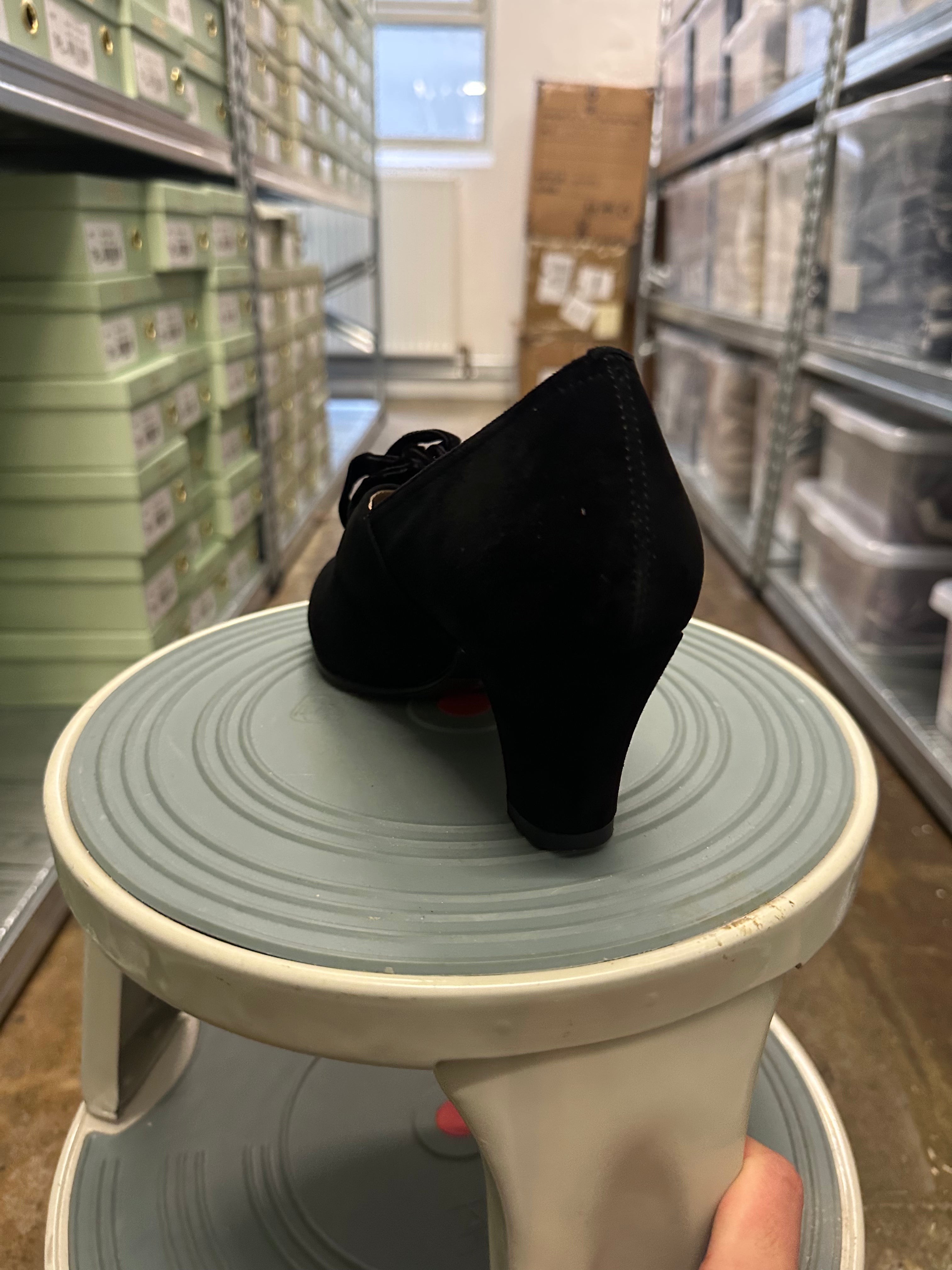 1940s pumps in suede with velvet laces - Black - Esther