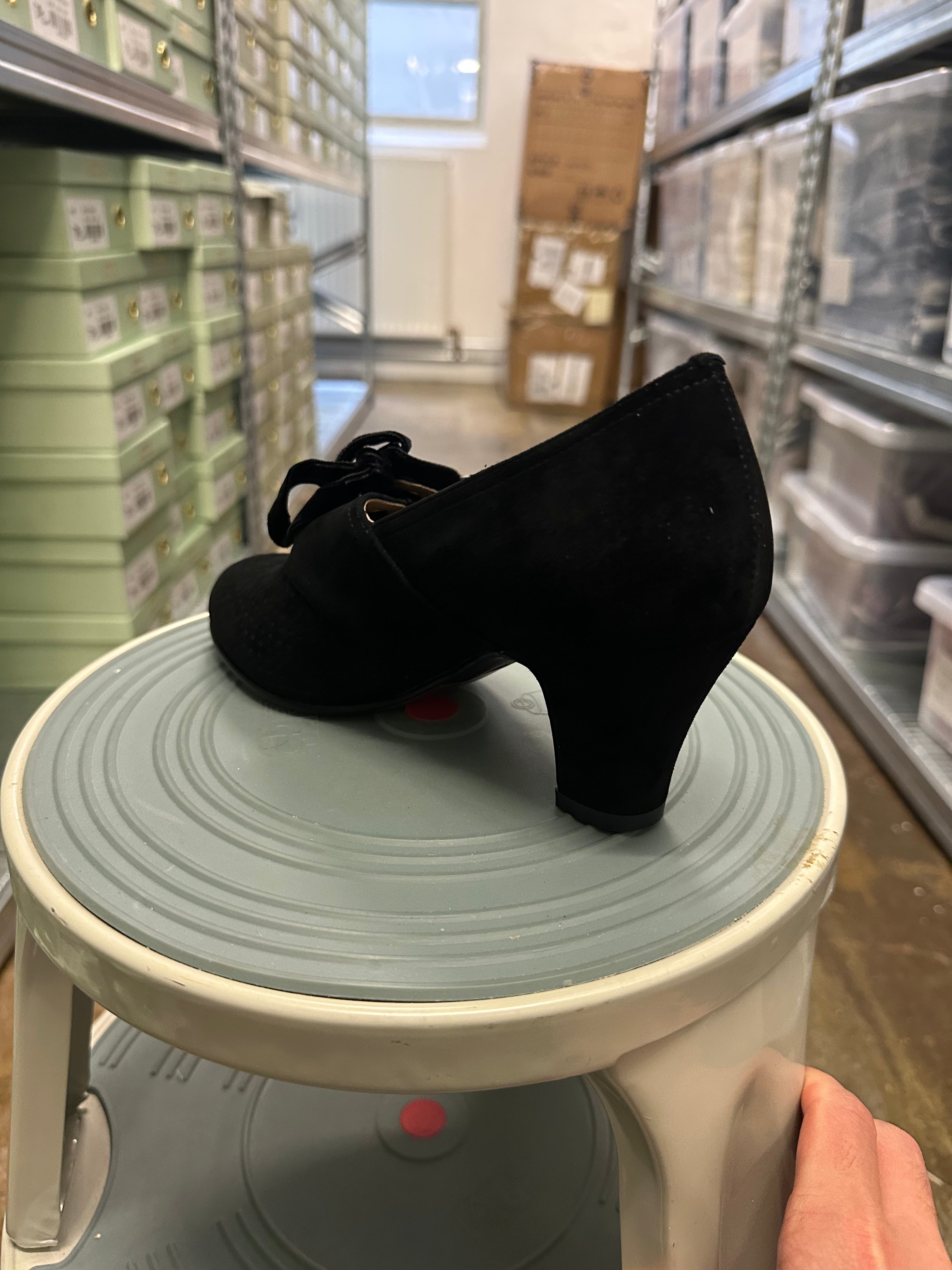 1940s pumps in suede with velvet laces - Black - Esther