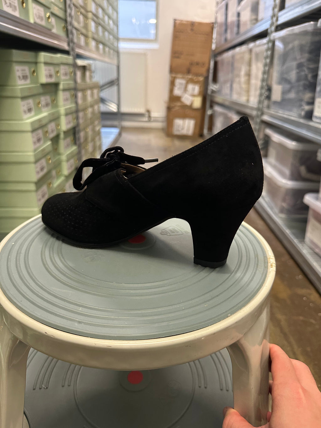 1940s pumps in suede with velvet laces - Black - Esther