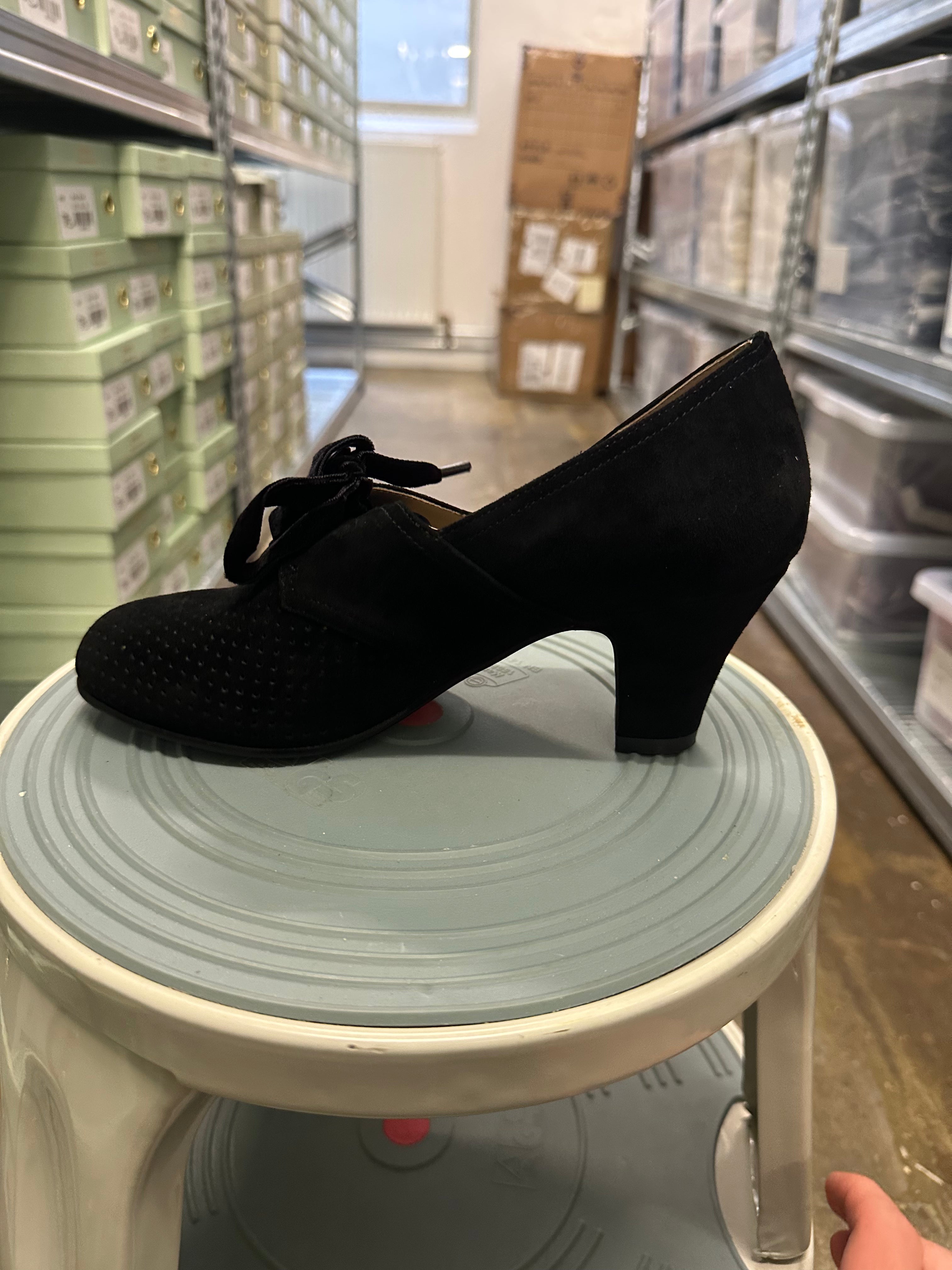 1940s pumps in suede with velvet laces - Black - Esther