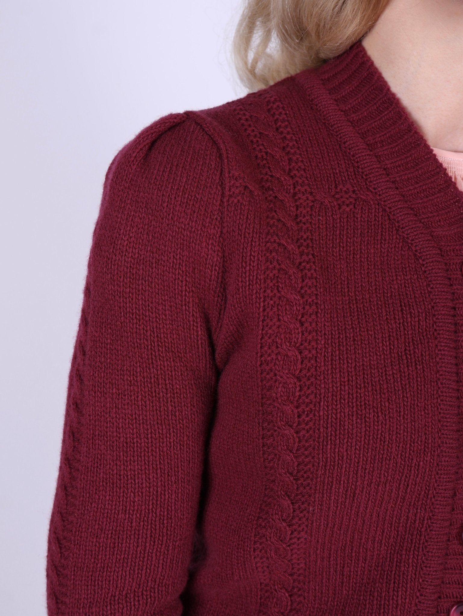 Cute and feminine cable knit 1940s cardigan - Merino - Burgundy - Astrid