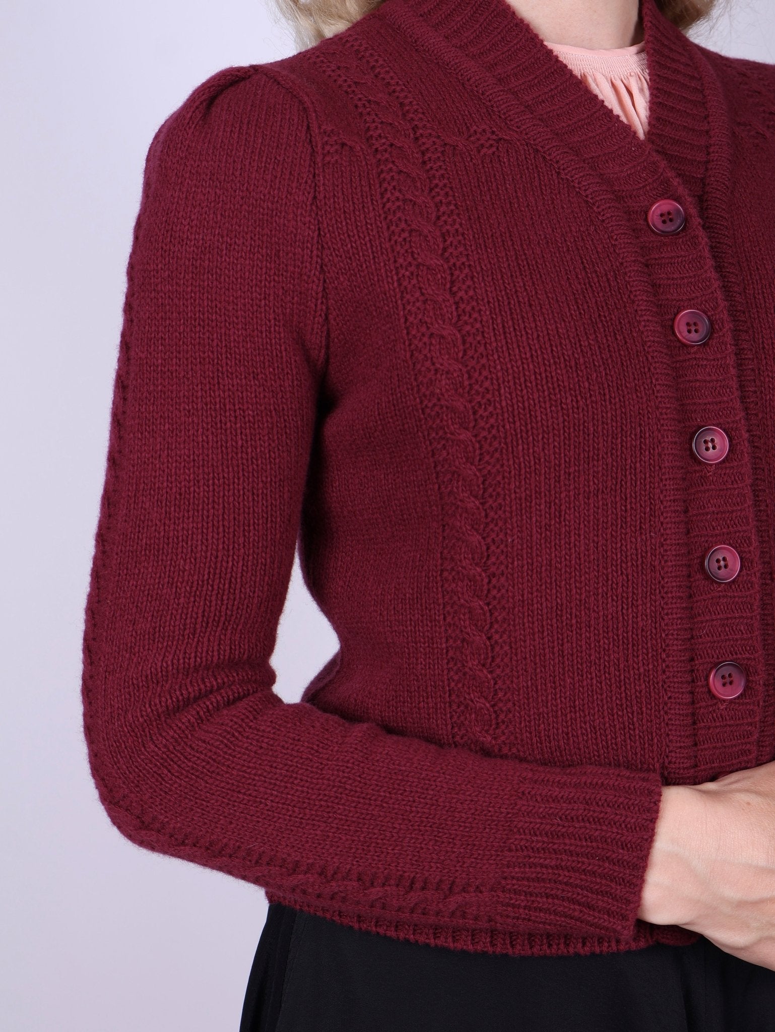 Cute and feminine cable knit 1940s cardigan - Merino - Burgundy - Astrid