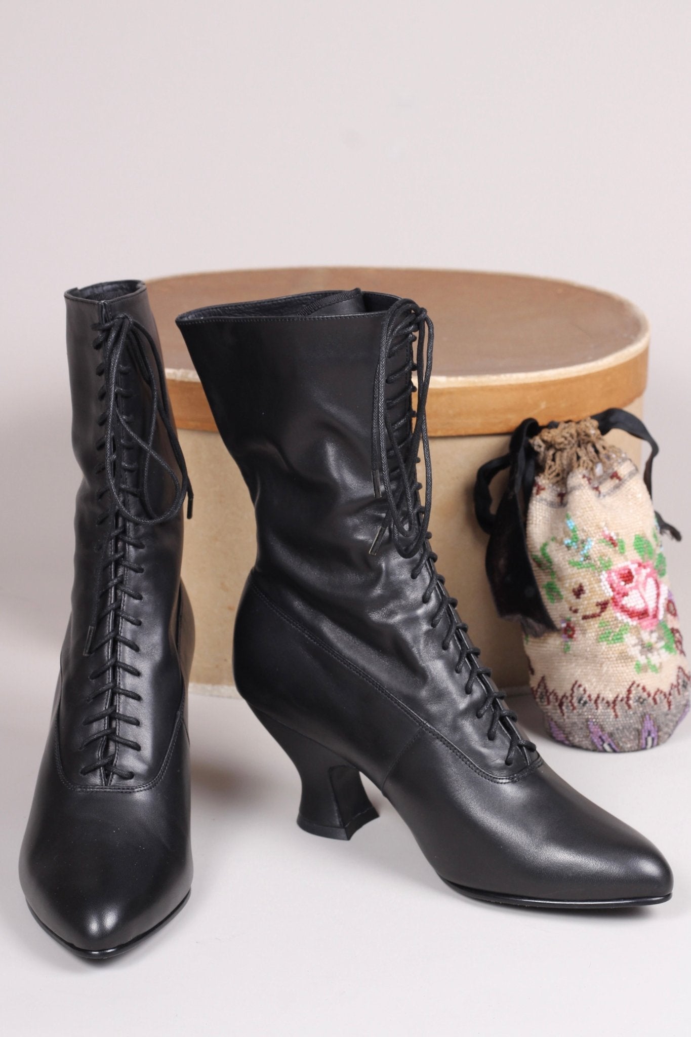 Feminine soft Edwardian boot with pompadour heel, 1900-1915 - Black - Rose
