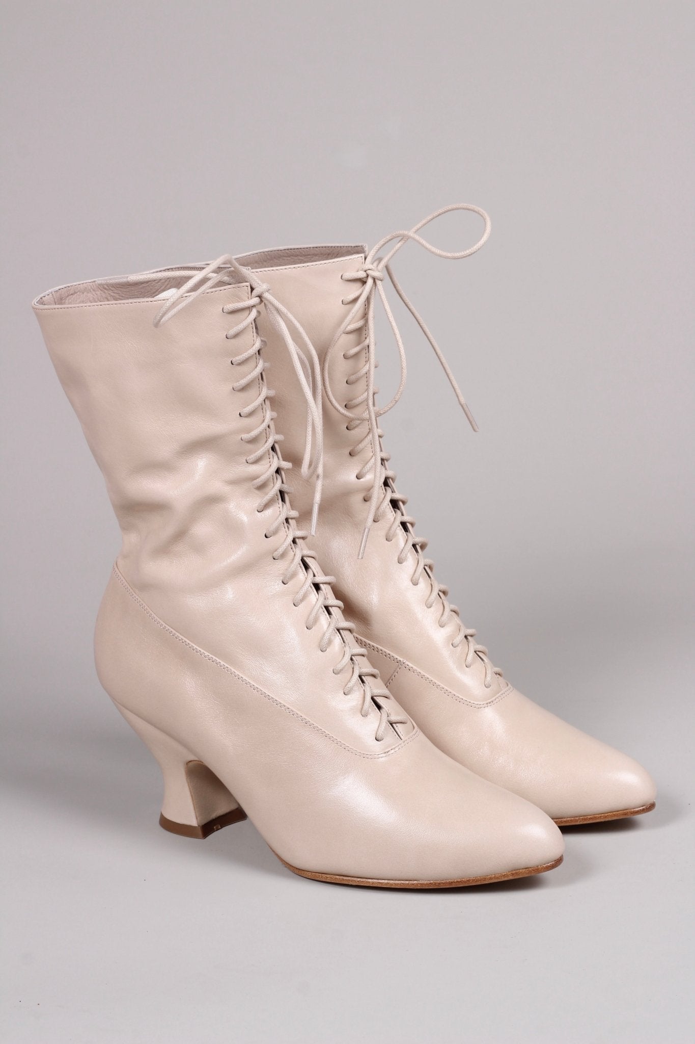 Feminine soft Edwardian boot with pompadour heel, 1900-1915 - Cream - Rose