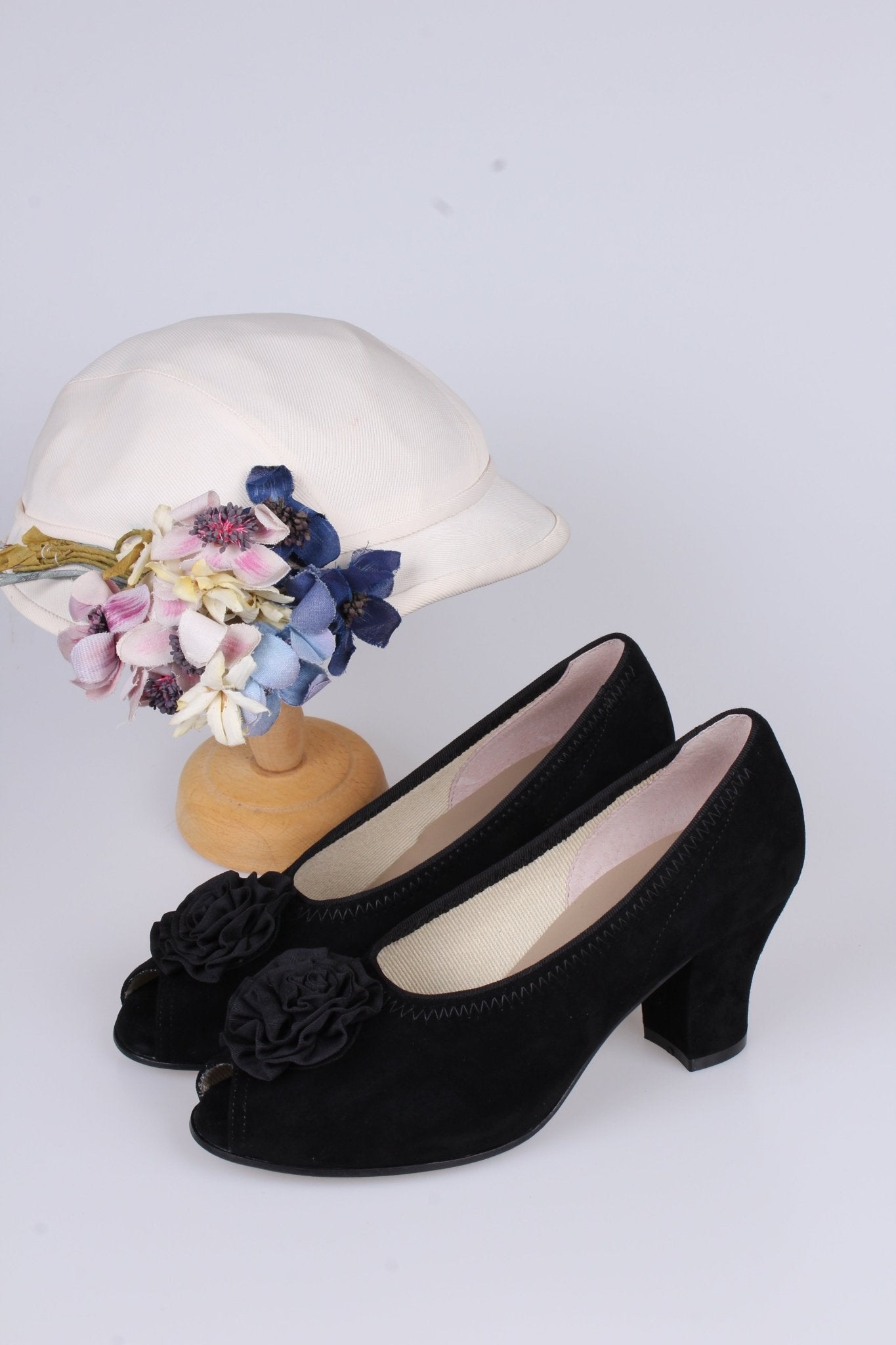 1940s suede pumps with rosette and peep toe - Black - Jean